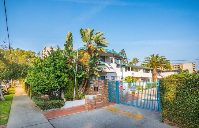 Interior Photo - 400-420 N. Oakland Ave