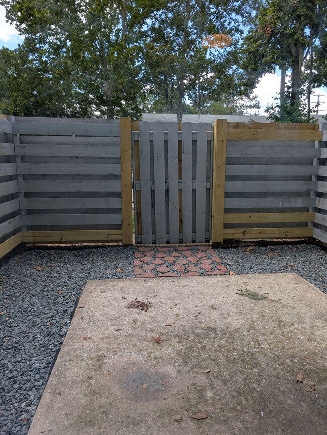 Building Photo - Foxmoor 2-2.5 Townhouse