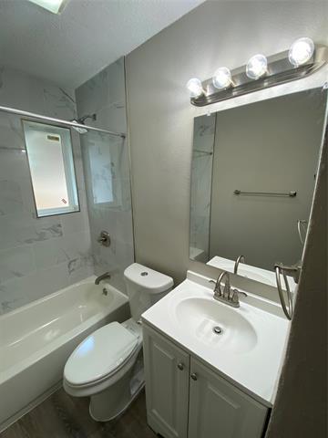 Building Photo - 2434 Lakeshore Dr