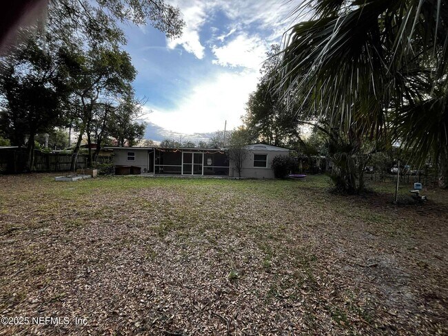 Building Photo - 5467 N River Rd
