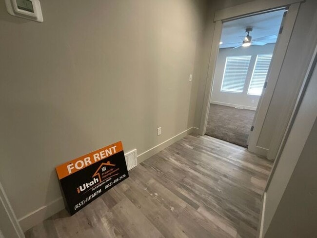 Building Photo - 2 bedroom 2 1/2 bath Townhouse 2 car garage.
