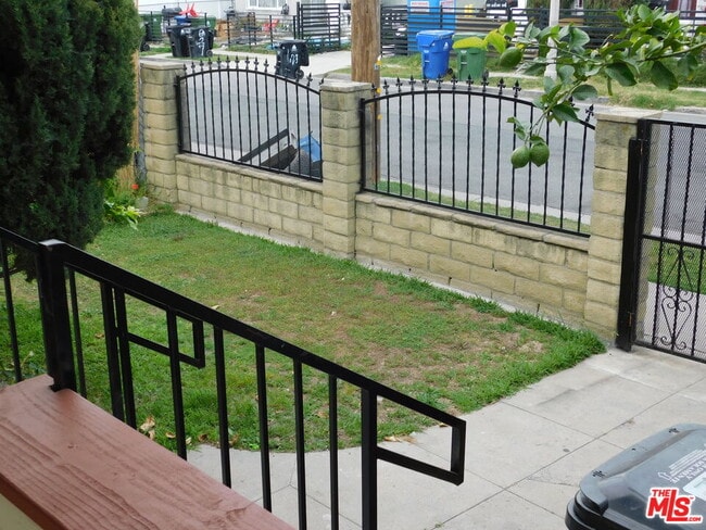 Building Photo - 616 W 58th St