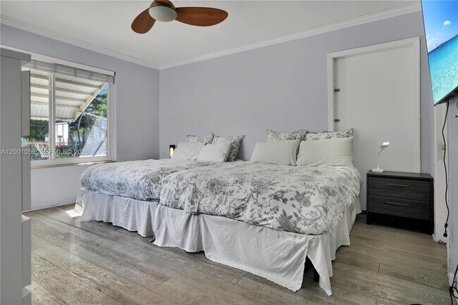 Building Photo - 820 W 43rd Ct