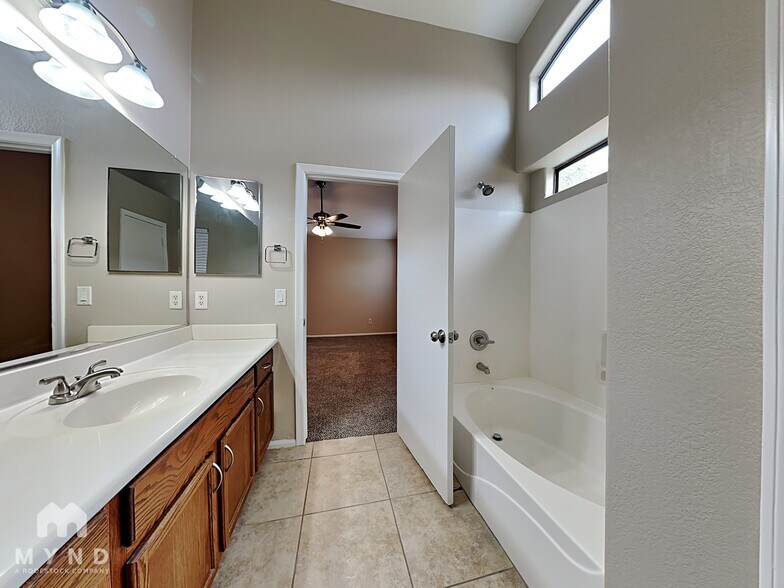 Building Photo - 1034 E Saddle Way