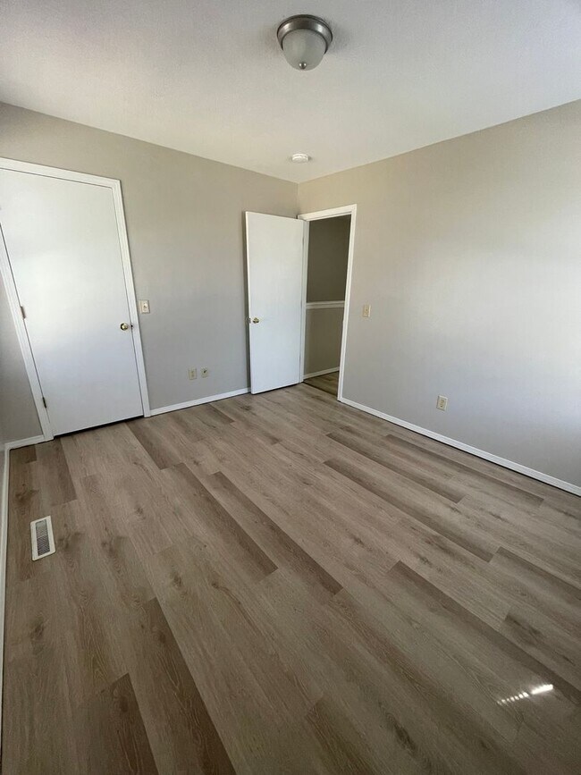 Building Photo - 531-B N Oak Grove Ave