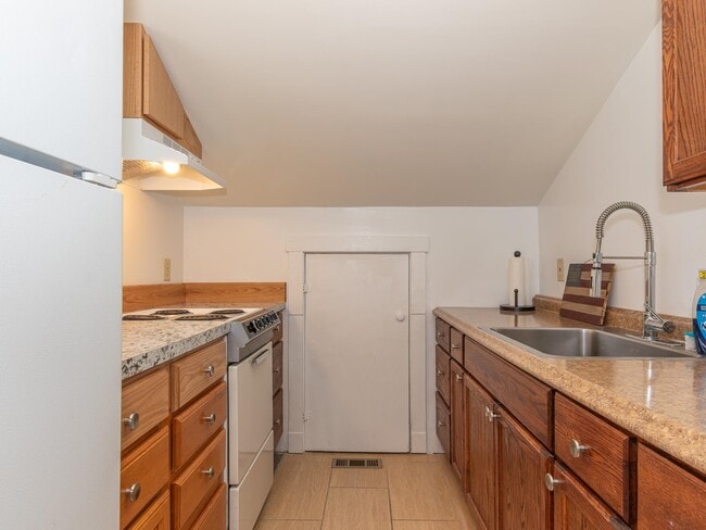 Building Photo - 212 Gilsum St