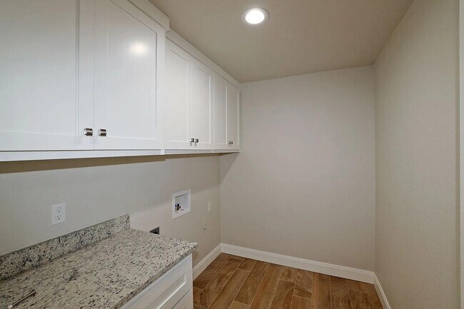 Building Photo - 7605 Woodford Ave
