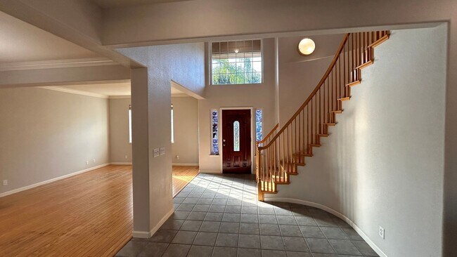 Building Photo - Just listed