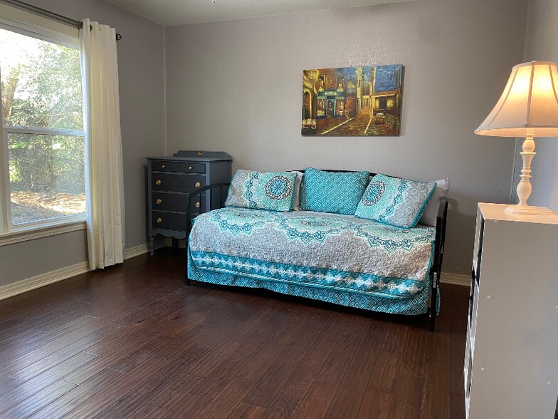 Building Photo - 601 Turner St