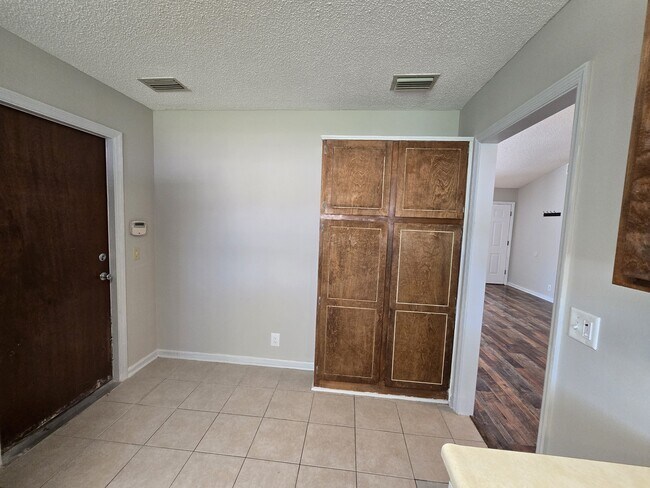 Building Photo - 425 Sunnyside Dr