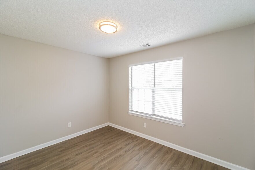 Building Photo - 604 Fieldcrest Dr