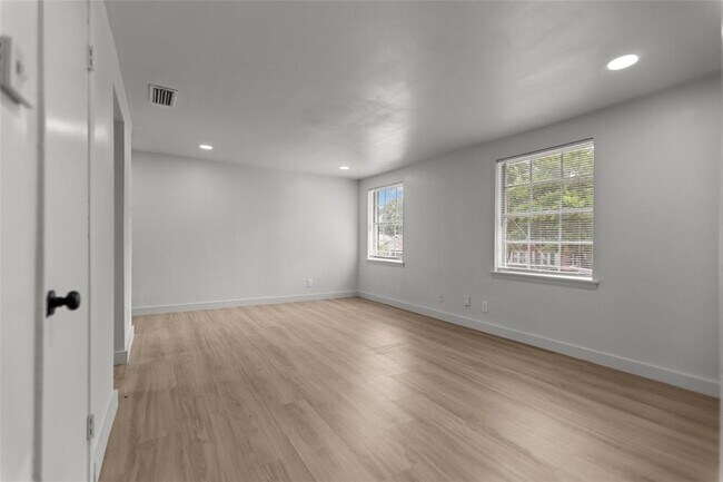 Building Photo - 515 W Houston St