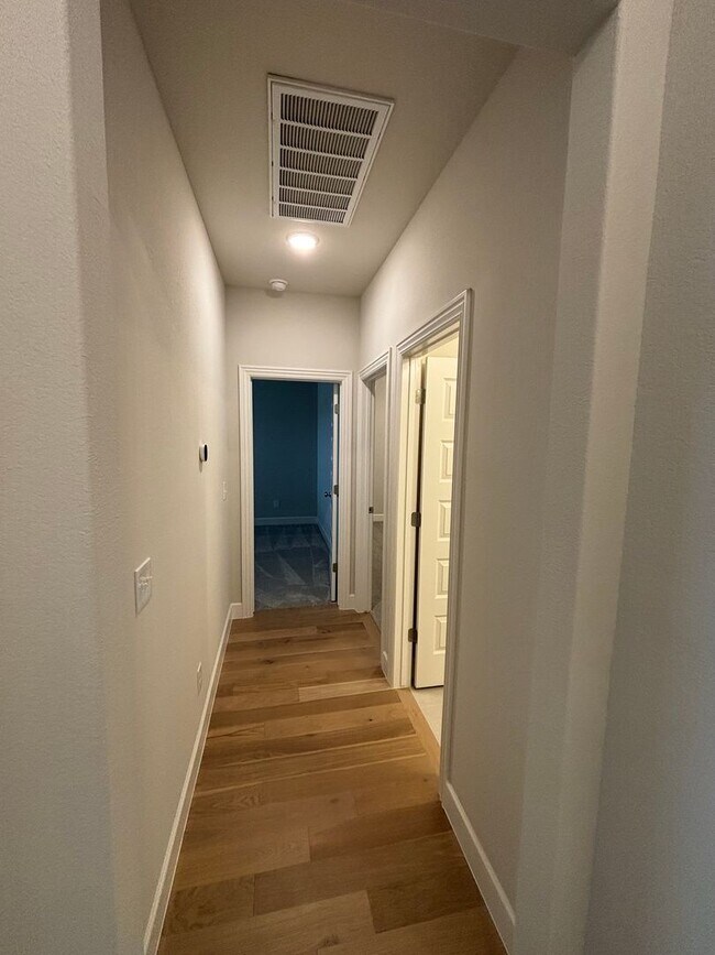 Building Photo - Cozy 4 Bedroom/2.5 Bath Home in a Wonderful Neighborhood