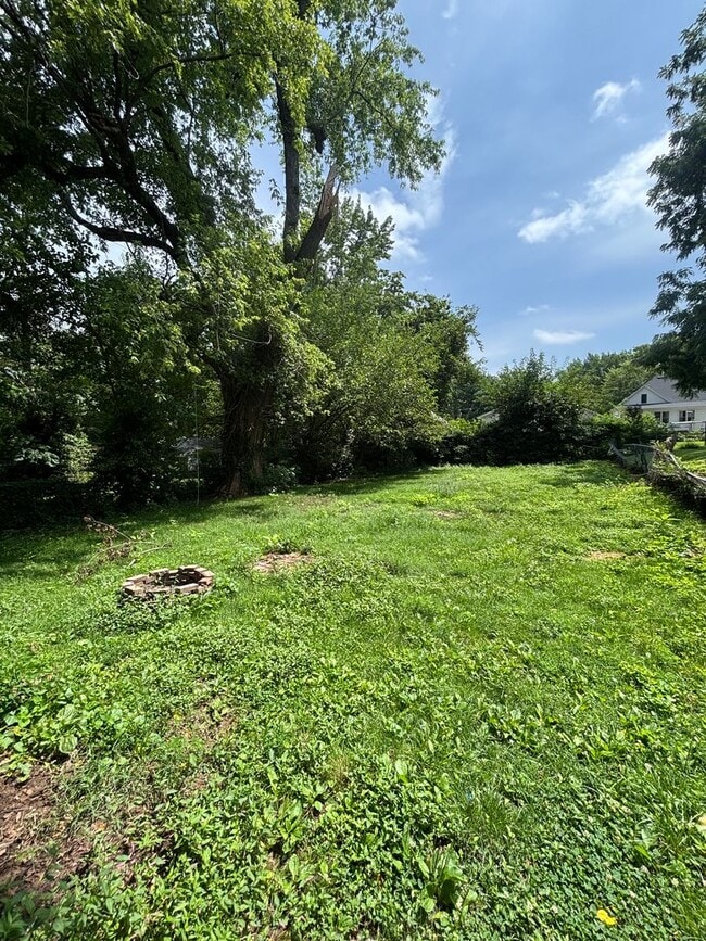 Building Photo - Rent this Beautiful 2 Bedroom 1 Bath Home