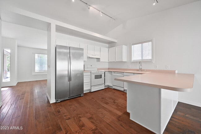 Building Photo - 313 S Ocean Dr