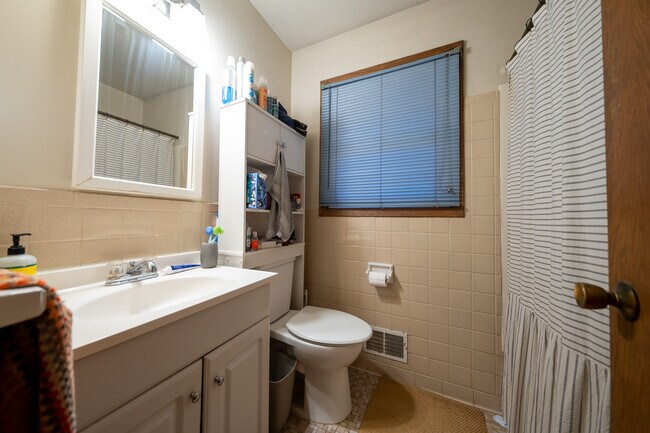 Building Photo - 3235 S 39th Ave