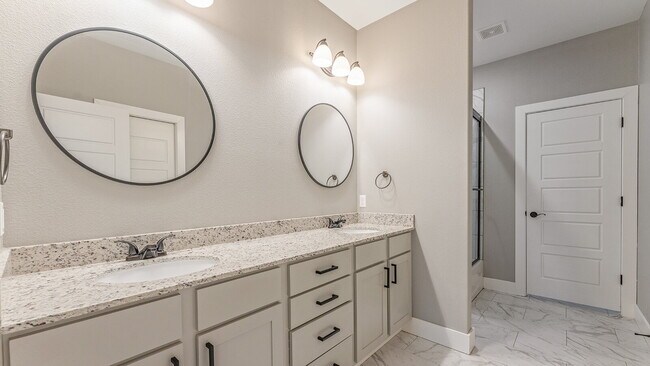 Building Photo - Welcoming Farmington Home Near Local Amenities