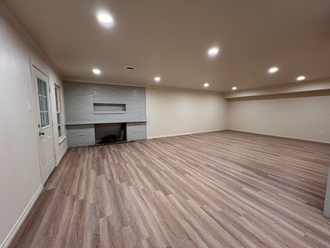Building Photo - 509 Davis Dr