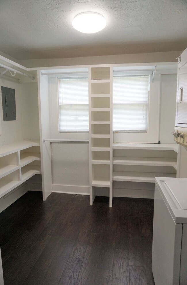 Building Photo - 2 BED 1 BATH DUPLEX MESTA PARK