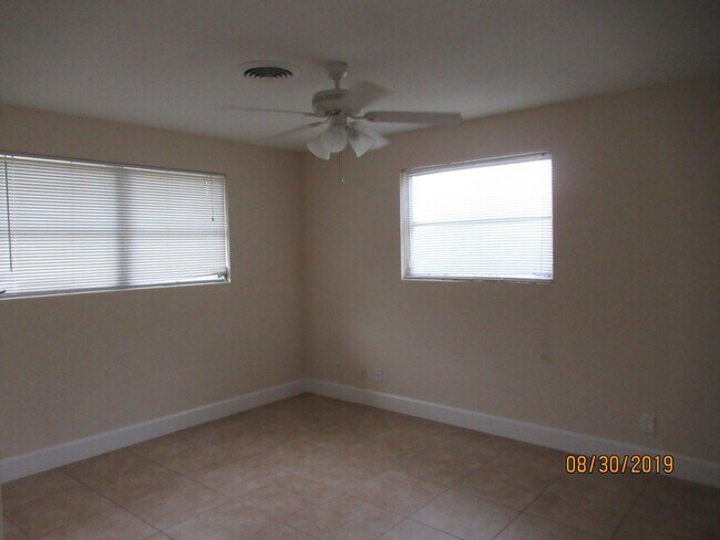 Building Photo - 4 Bedroom 2 Bath in South Daytona