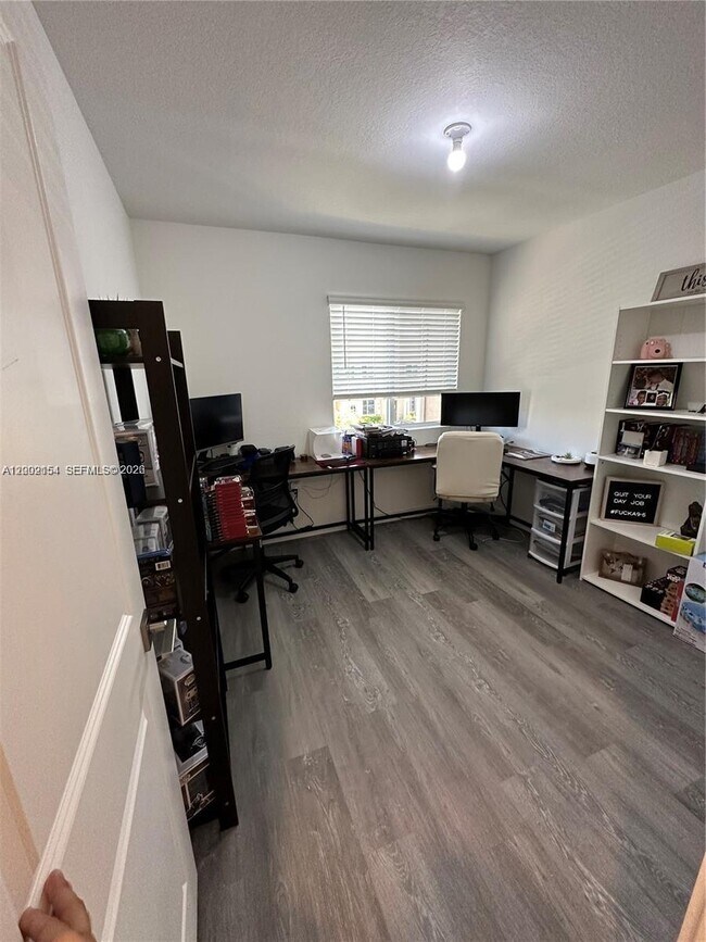 Building Photo - 1030 SE 23rd Terrace