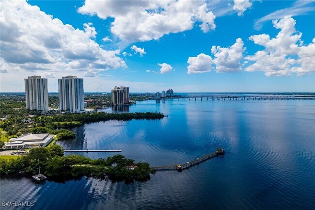 Building Photo - 3225 E Riverside Dr