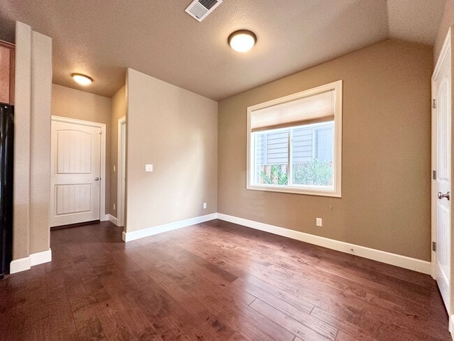 Building Photo - Modern 3 Bed/2.5 Bath with Double Car Garage Townhome in Sandy, OR!