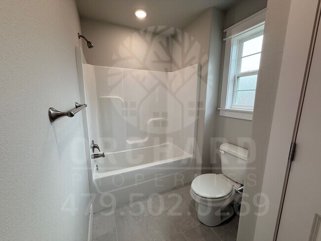 Building Photo - Single-Family Home- 2 Bed/2 Bath w/Hobby R...