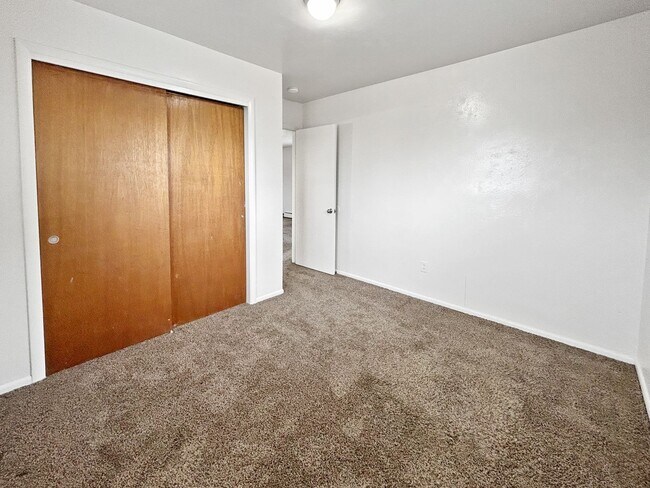 Building Photo - $0 DEPOSIT OPTION. 2 BED 1 BATH IN SOUTH WESTMINSTER, NEW CARPET!