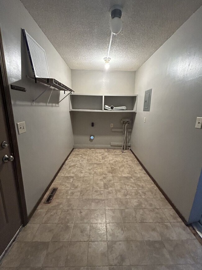 Building Photo - Beautiful 3bd/1ba House - Nice Back Deck!