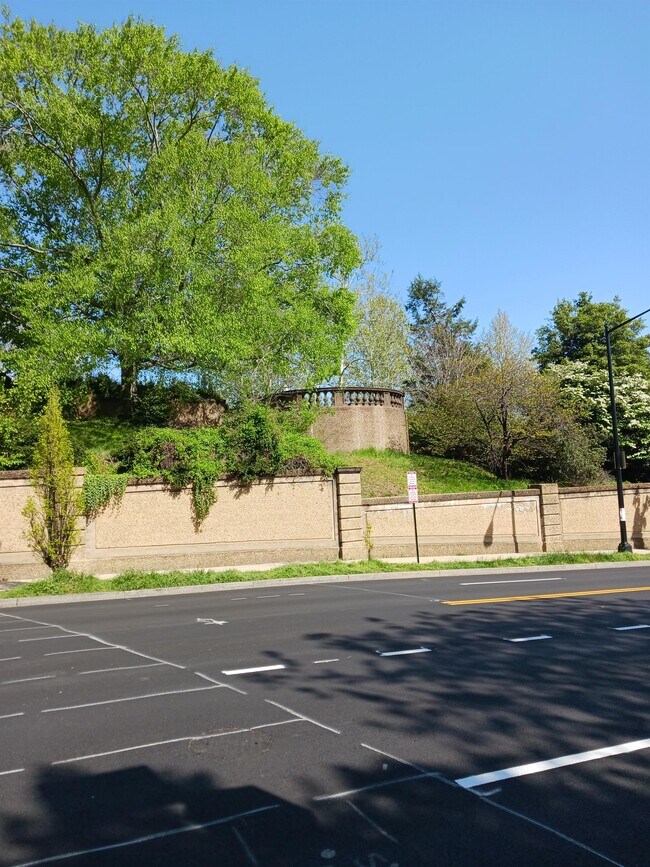 Building Photo - 1670 Beekman Pl NW