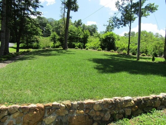 Building Photo - 807 Mt Jefferson Rd