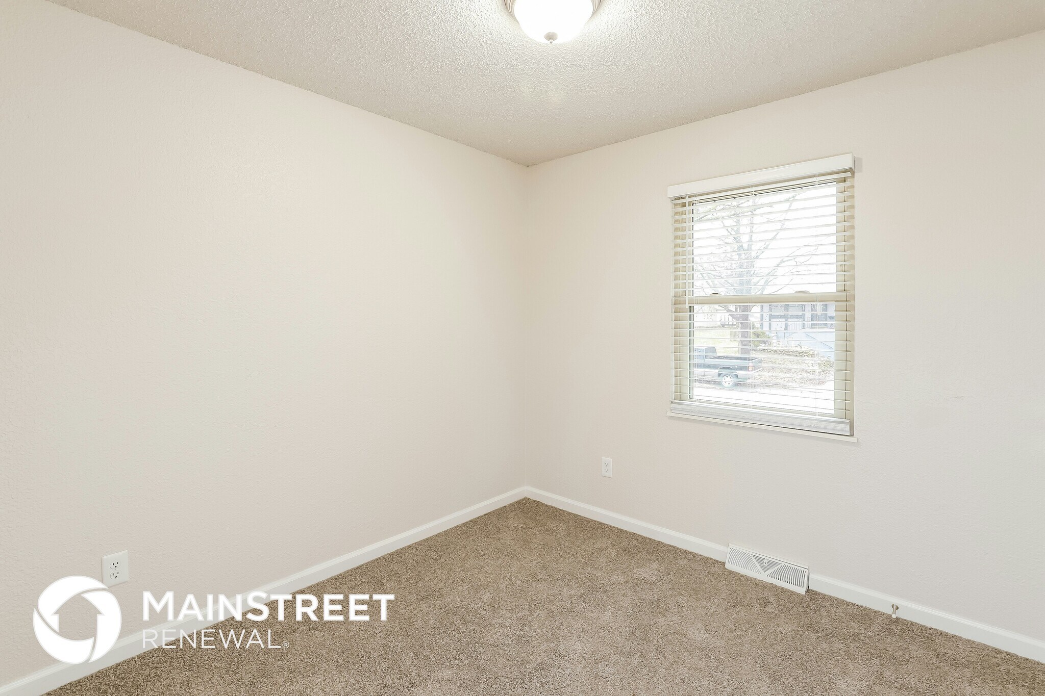 Building Photo - 215 SE Crescent St