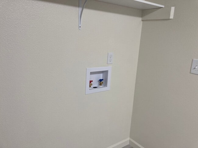 Building Photo - 1527 Santiam Hwy SE