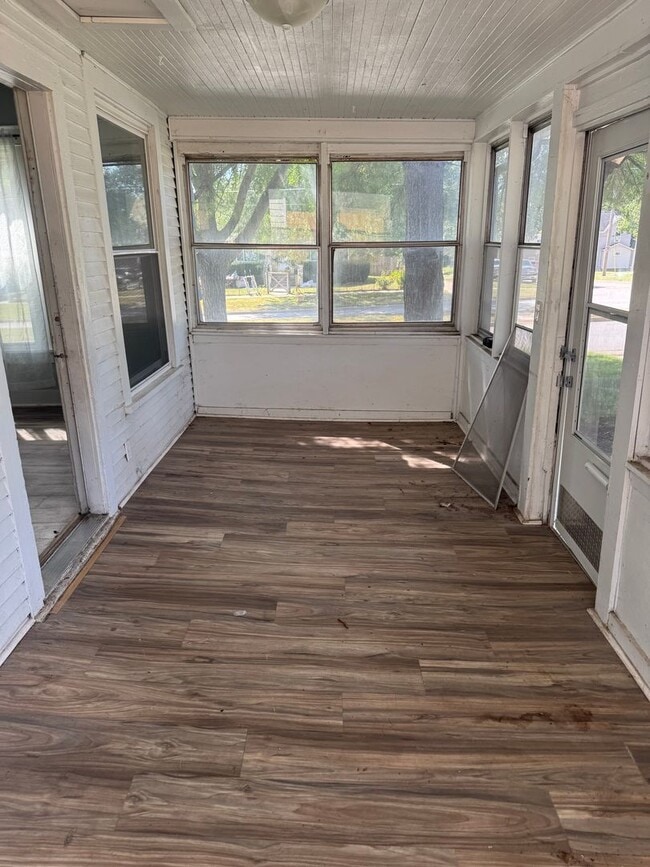 Building Photo - Nice affordable single family home with garage!