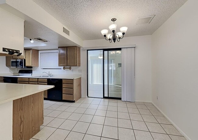 Building Photo - 2 bedroom Main house Attached Casita