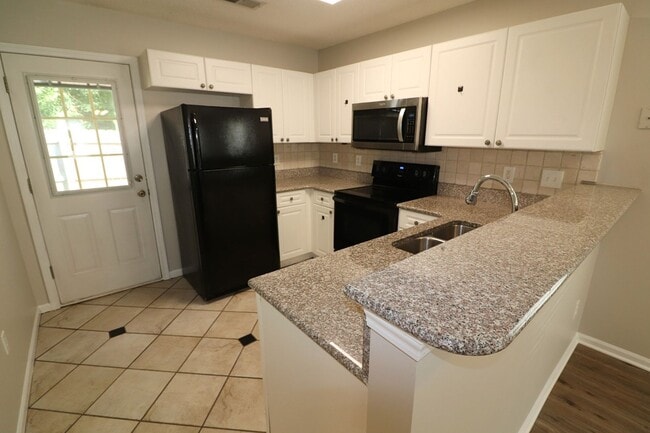 Building Photo - Light and Bright End unit 3 bdrm 2 bath to...