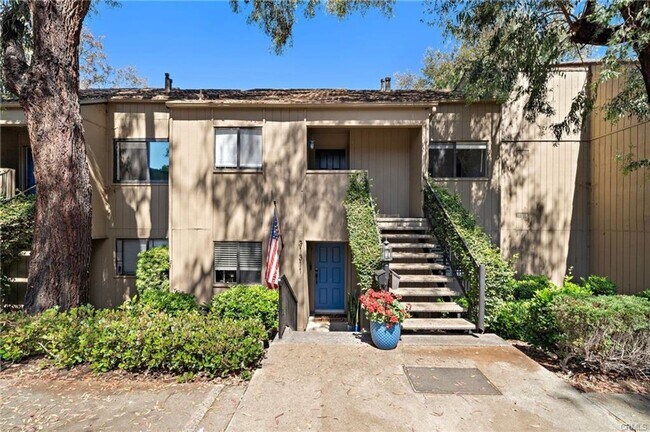 Building Photo - Beautifully Upgraded Single-Level Condo on...