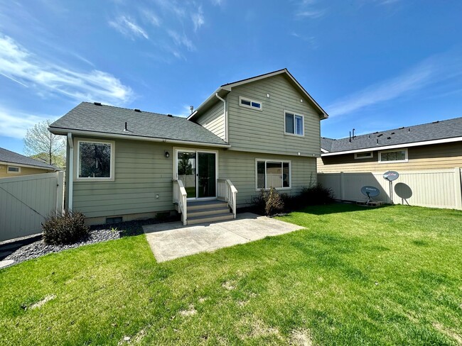 Building Photo - LARGE SINGLE FAMILY HOME ON CORNWALL (RPM#220)