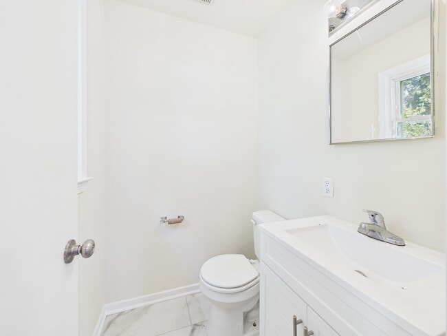 Building Photo - 818 Winnetka Ave