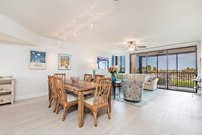 Building Photo - 16940 W Bay Dr