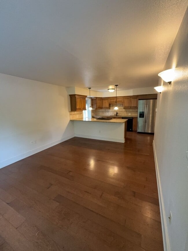 Building Photo - Location! Location! 2bd 1 ba Condo mere bl...