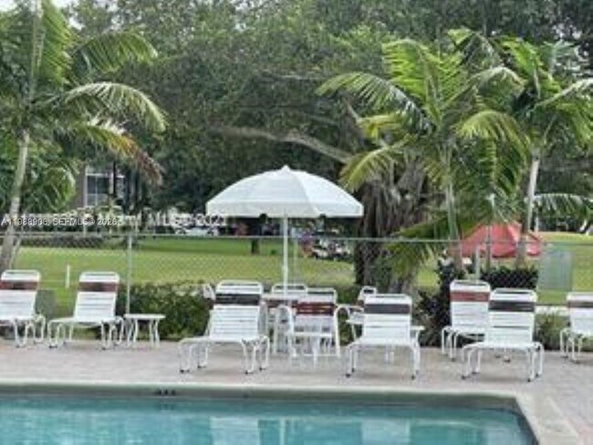 Building Photo - 9441 Live Oak Pl