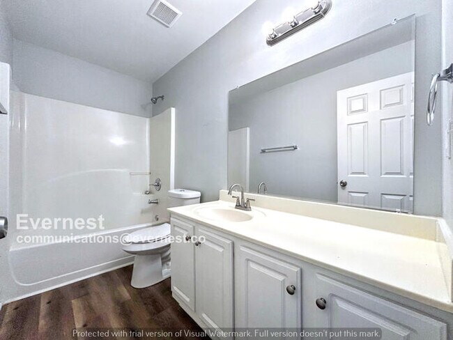 Building Photo - 3 Bed/2.5 Bath Home with Laundry Hookups / Pet-Friendly