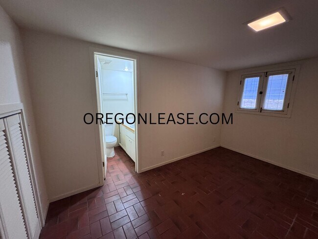 Building Photo - One bedroom downtown Eugene Apartment