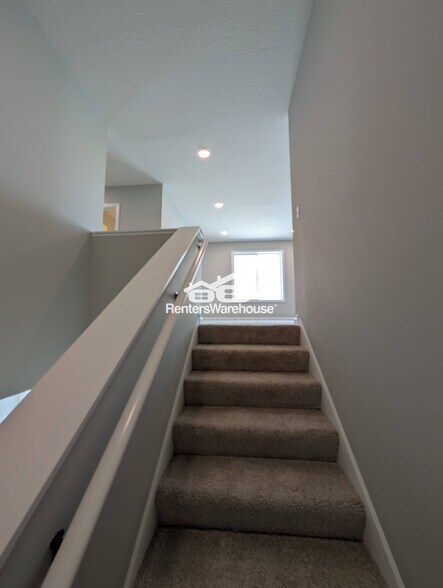 Building Photo - 10341 Shadyview Ln N