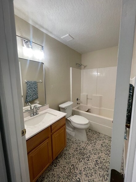 Building Photo - 5906 Diamond Ct