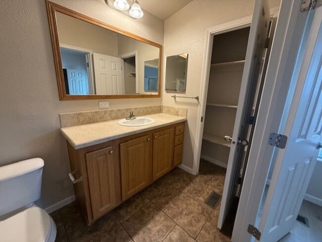 Building Photo - 2 Bed 2 Bath in the wonderful Community of...