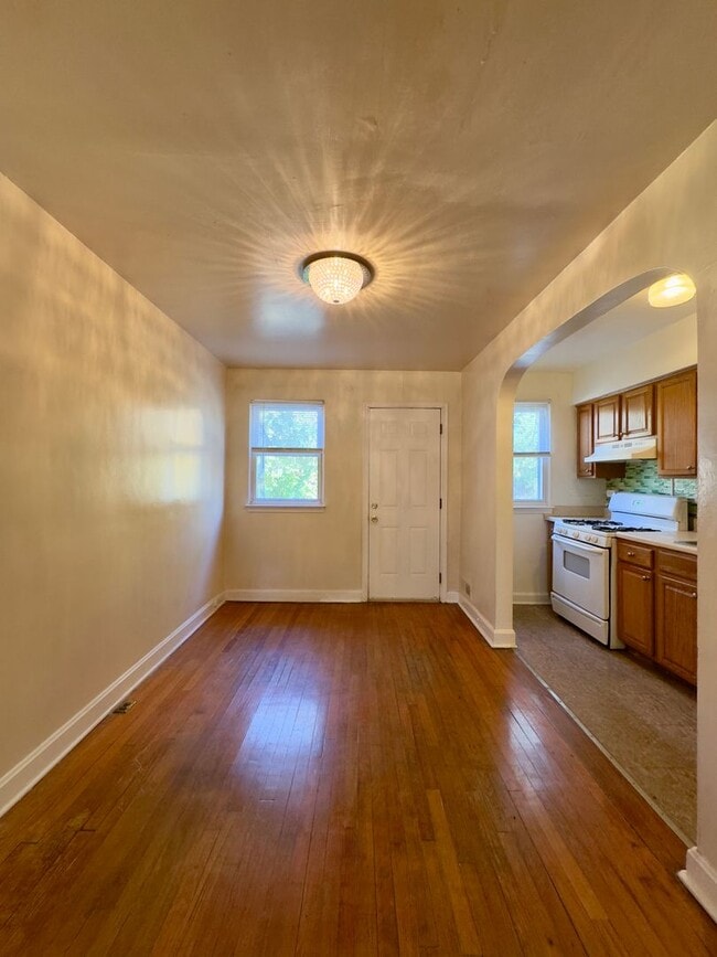 Building Photo - Charming 2 Bedroom/1 Bathroom Townhome in ...