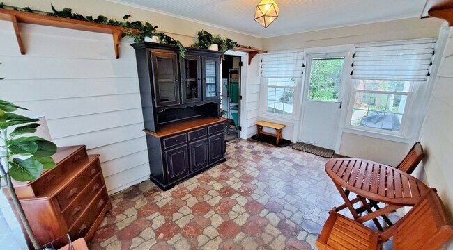 Building Photo - Fully Furnished 4 Bed / 1-1/2 Bath Single Family Home w/2 Car Garage